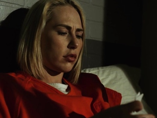 Curvy lesbian inmate scissoring cellmate after oralsex