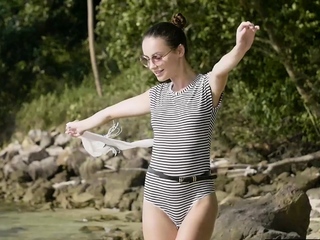 Skinny czech babe Elilith Noir having fun with the summer season out of doors