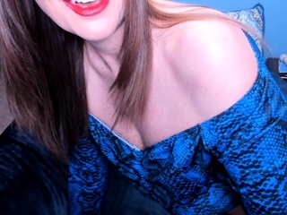 Genuine cougar utilizing spectacular fat booty to tease