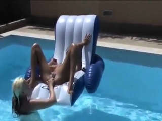 elle fist sa copine dans la piscine