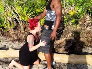 Amateur hottie fucked outside in public