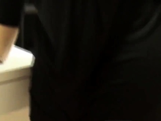 Geile MILF fingert sich am Schreibtisch ab