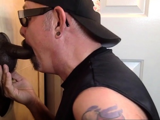 Gloryhole gray DILF offers head to black