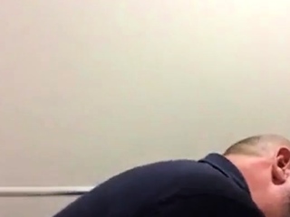 Urso e novinho no reservado do banheiro