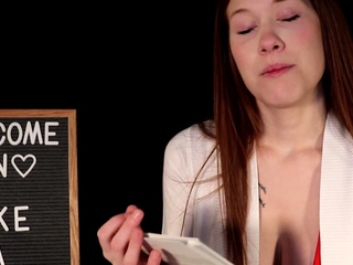 Blonde amateur offers webcam show with toys