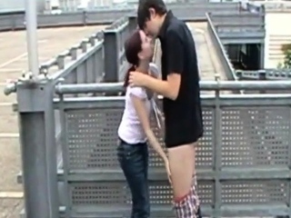 Junge Schuelerin wird auf Parkhaus weggeknallt!