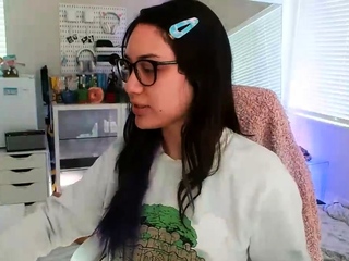 Amateur brunette double toying on webcam