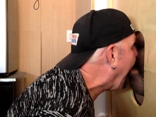 Gloryhole mature DILF mouth spermed following providing bj