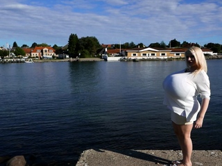 Blonde MILF with Huge Boobs Enjoying Cam Free Porn