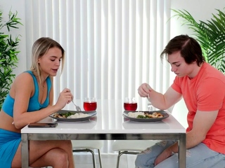 Evelyn Payne – Blonde MILF