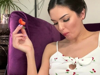 Sizzling novice webcam teen masturbates for his or her followers