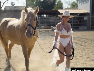 Bare latina muse reveals her massive boobs