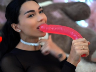 Brunette newbie webcam babe pleases pussy