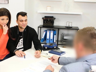 HUNT4K. Man shares GF gap with automobile vendor for some low cost