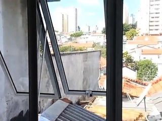 Elahotwife morena maravilhosa dando o cu na cozinha