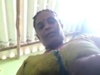 इस आंटी के बूब्स दोनों