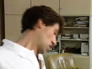 Deutsche MILF mit groen Titten nimmt es mit Riesenschwanz a