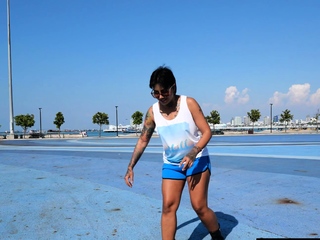 Skateboarding fail of big butt Thai MILF