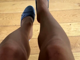 Amateur Foot Fetish Girlfriend Sucks and gives a Footjob