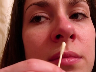 Leena Mae – q Tip Nose Pick